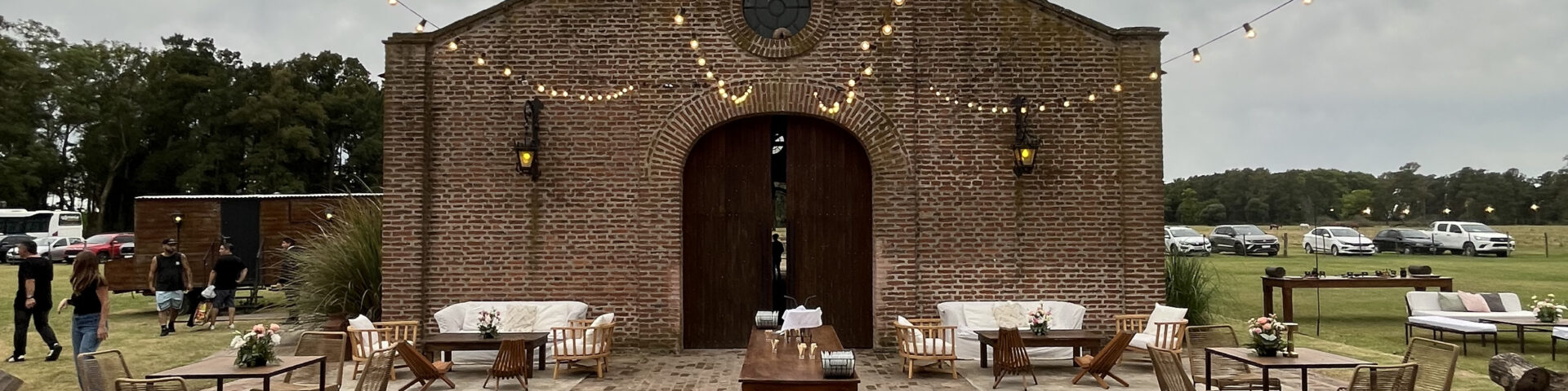 LAS CABALLERIZAS - Portada