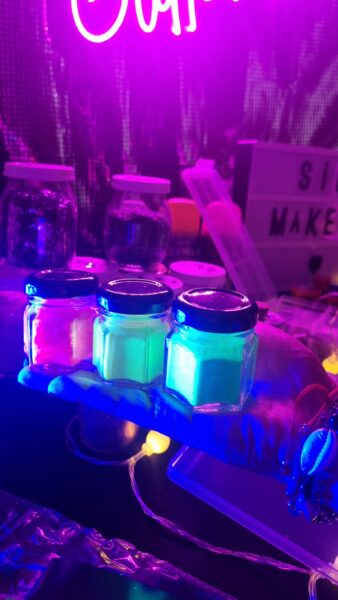 Silvana Bustos Maquilladora Profesional. Stand de Glitters - Imagen principal